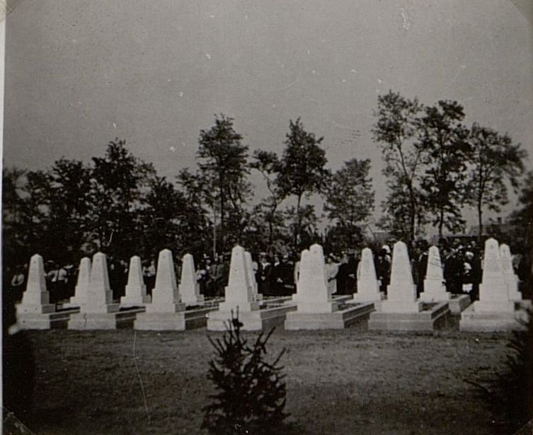 Фотография: г. Залаэгерсег. Воинское кладбище