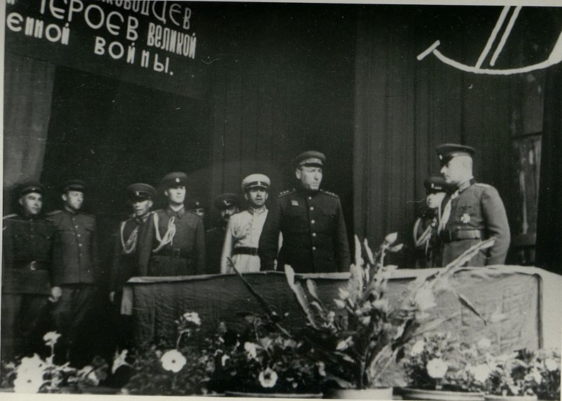 Фотография: Генерал-полковник товарищ Бюрюзов вручает ордена Советского Союза болгарским генералам и офицерам