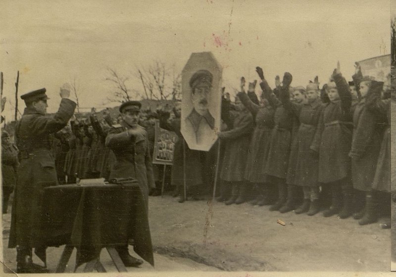 Фотография: Комсомольцы и молодежь пишут письмо товарищу Сталину