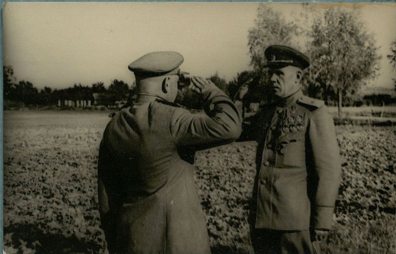 Фотография: Парад частей армии на месте боев на Садомирском плацдарме