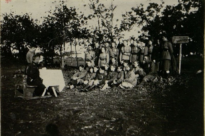 Фотография: Партийное собрание личного состава госпиталя - пропагандист 3-го медицинского отделения гвардии старший лейтенант товарищ Деркач выступает с докладом "О ходе реализации приказа Верховного Главнокомандующего Маршала Советского Союза товарища Сталина № 70"