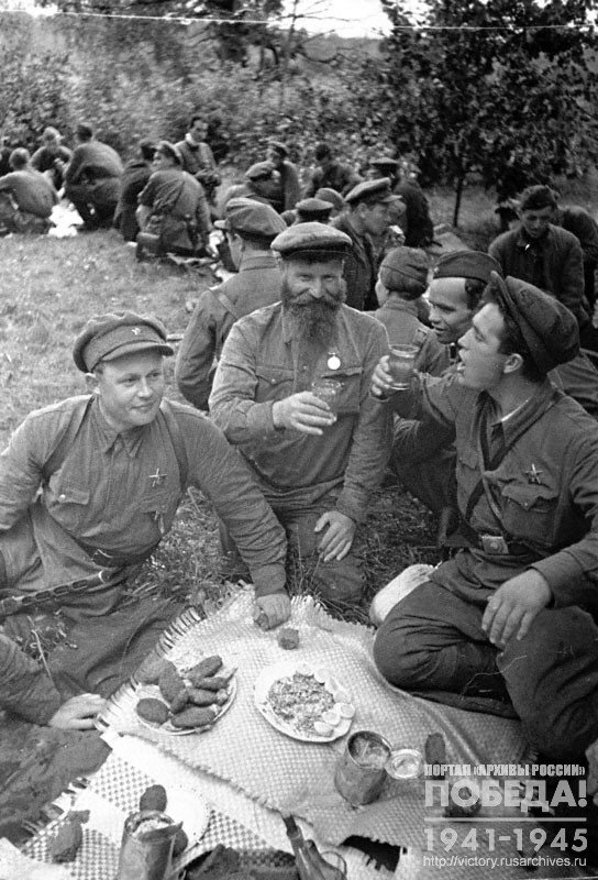 Партизаны празднуют годовщину создания партизанской бригады, действующей в тылу врага