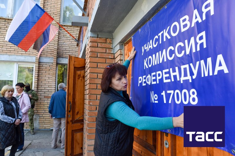 Подготовка избирательного участка в Донецке к референдуму о вхождении ДНР в состав РФ