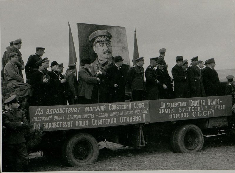 Фотография: Показ советской боевой техники болгарскому правительству и генералам