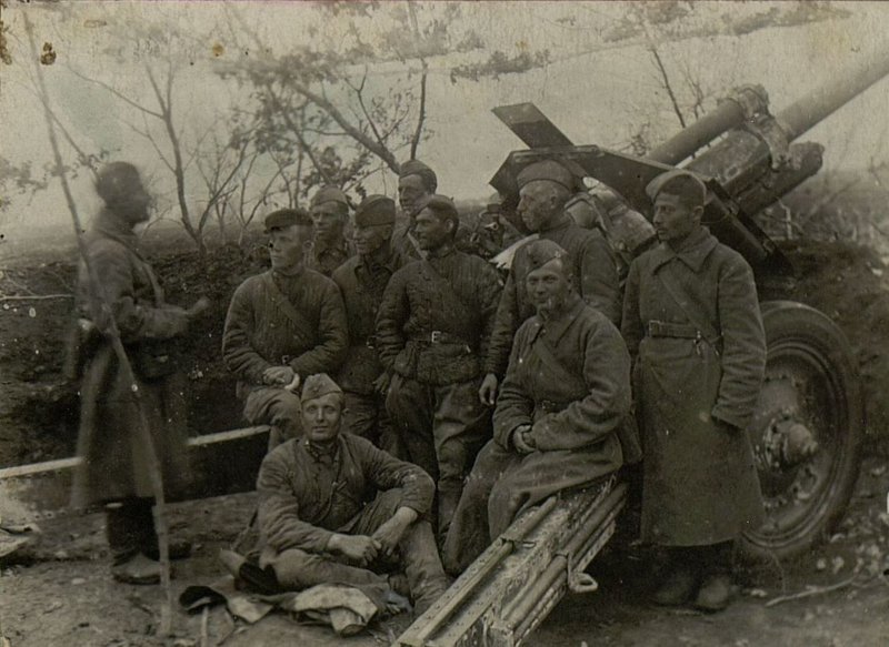 Фотография: Комиссар 2-й батареи политрук Даведянц К.И. проводит политинформацию на огневой позиции на тему: "Разгром немцев под Москвой"