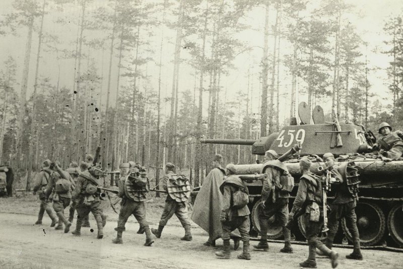 Tankmen and riflemen on the march 