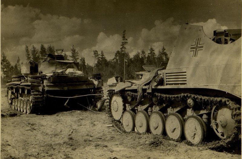 Фотография: Два танка, выведенные из строя налетом штурмовиков в д. Дубровка (в районе западнее Шклов)