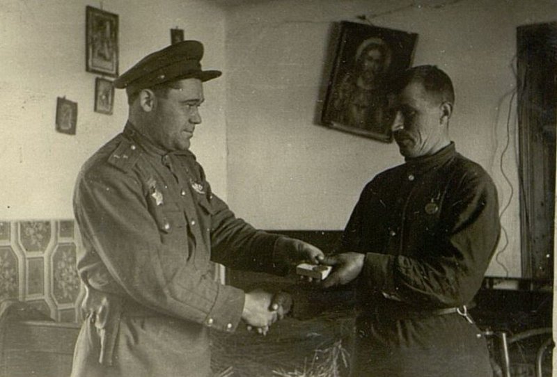 Фотография: Командир полка полковник Шабанов вручает награды