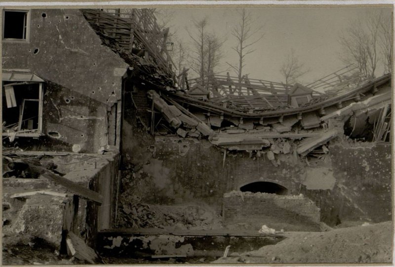 Фотография: Результаты попадания бомб в форты
