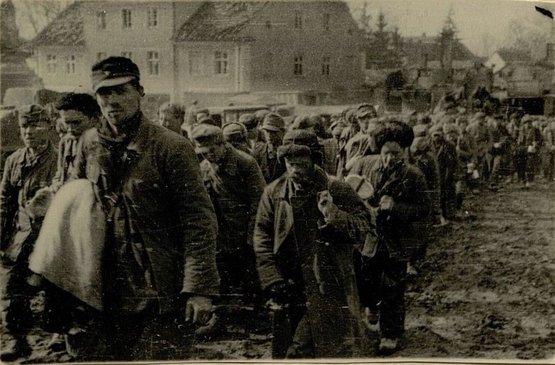 Фотография: Немцы из Восточно-Прусской группировки хмурясь, "идут на восток"