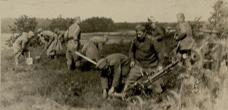 Фотография: 4 батарея и зенитно-пулеметный взвод оборудуют огневую позицию 18.04.45 г. в районе переправы через реку Шпрее