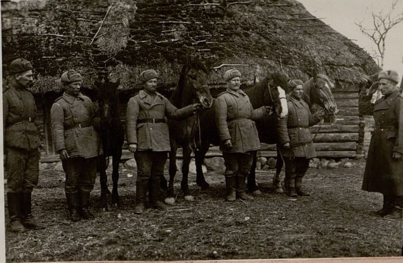 Фотография: краноармеецы-ездовые Тюнин К.П., Агарков Т.П., Никишин И.Ф., Горбунов И.К., как и их старшина старший сержант К.Е. Аксенов часто получают благодарности командования за отличный уход за конем. На снимке: момент вынесения благодарности комбатом майором товарищем Каштановым