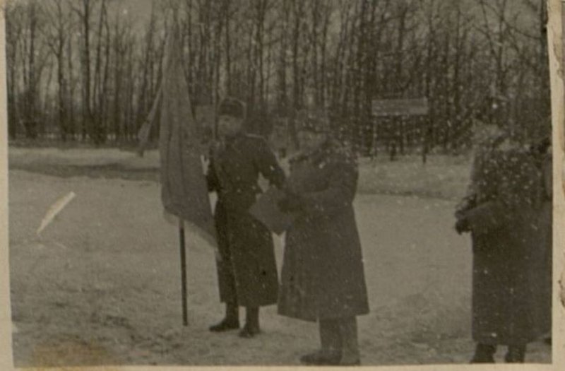 Фотография: Вручение Красного Знамени