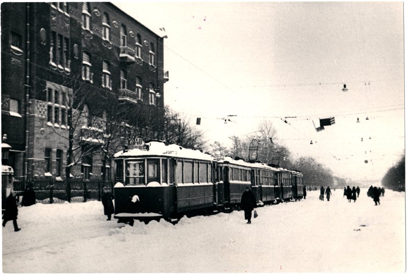Ленинград в блокаде. Остановлены троллейбусы, покрытые льдом и снегом