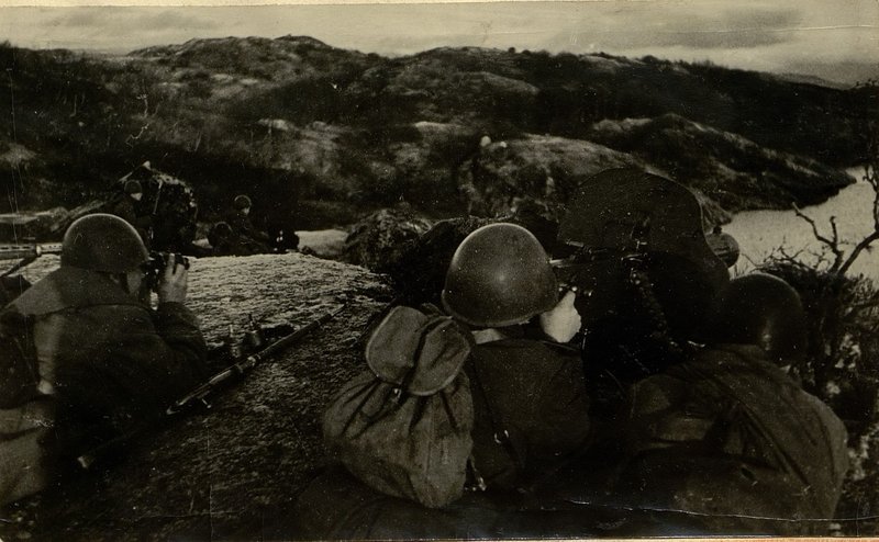 Фотография: Пулеметный расчет серж. Чернышова 3 п. р. 3 стрелкового батальона ведет наблюдение за выс. г. "Малый Кариквайвишь" (9438)