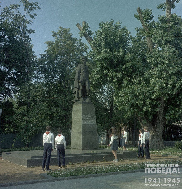 Памятник Герою Советского Союза партизану Владимиру Куриленко