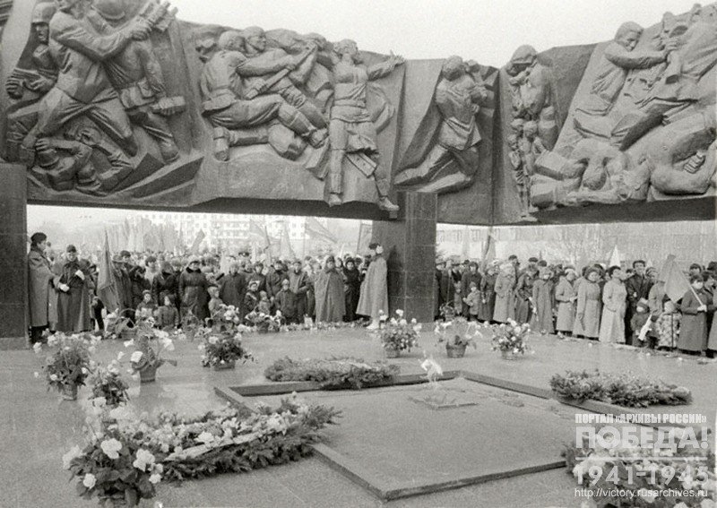 People of Novokuznetsk on the Alley of Heroes of war on the 41st anniversary of Victory