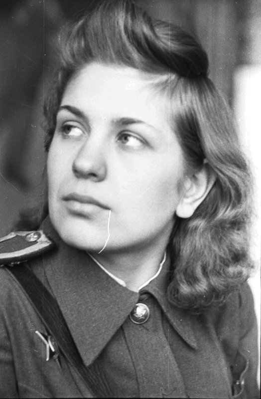 Портрет курсанта военного института иностранных языков, участницы подпольной организации "Молодая гвардия" Валерии Борц в Берлине