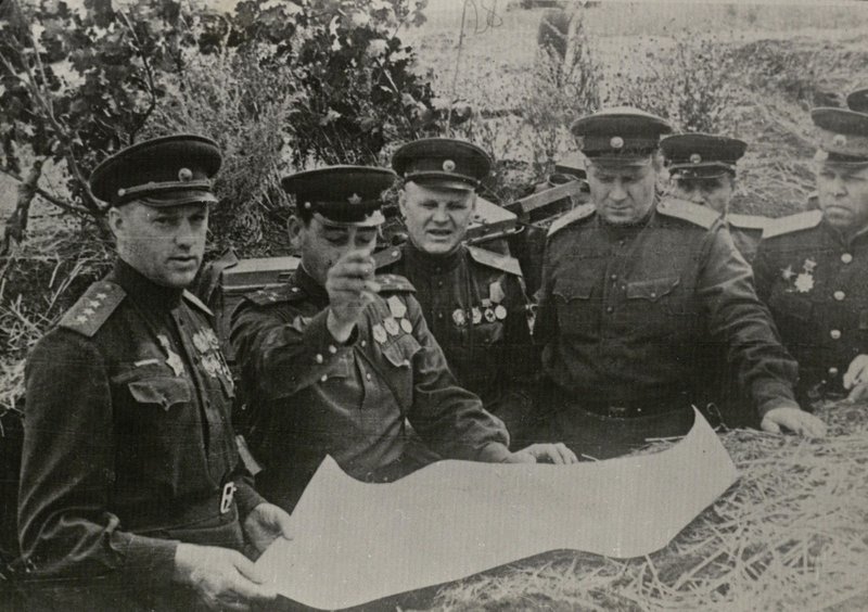 На командном пункте Центрального фронта. Слева направо: командующий фронтом генерал армии К.К. Рокоссовский, полковник Иоффе, генерал-майор К.Ф. Телегин, генерал-лейтенант М.С. Малинин