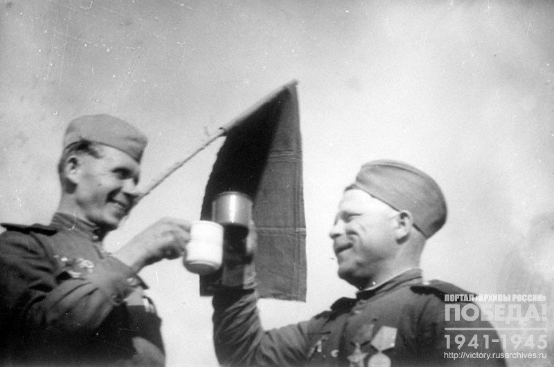 Советские бойцы поднимают тост за победу