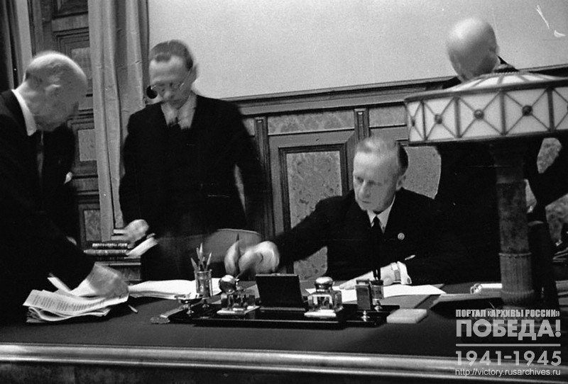 Министр иностранных дел Германии Иоахим фон Риббентроп подписывает договор о дружбе и границе между СССР и Германией
