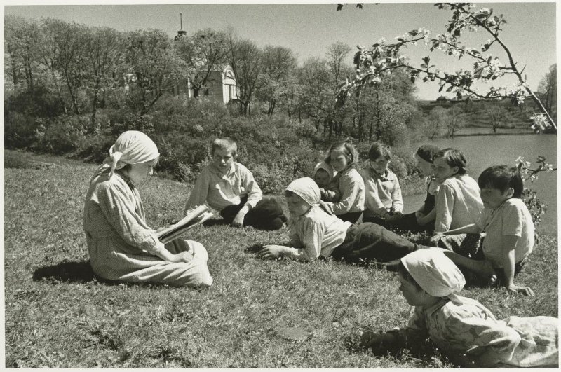Вожатая читает пионерам стихи Михаила Лермонтова. Тарханы, 1941 г.