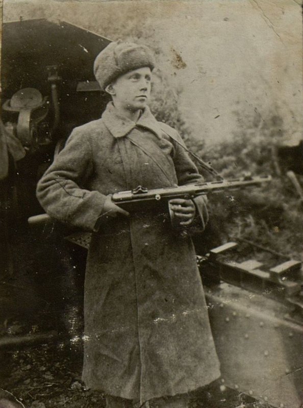Фотография: Воспитанник 1-й батареи красноармеец Ковалев Б.П. (бежавший от немцев из г. Макеевки). Отлично выполняет боевые приказы командиров. За мужество и отвагу награждён медалью "За боевые заслуги"