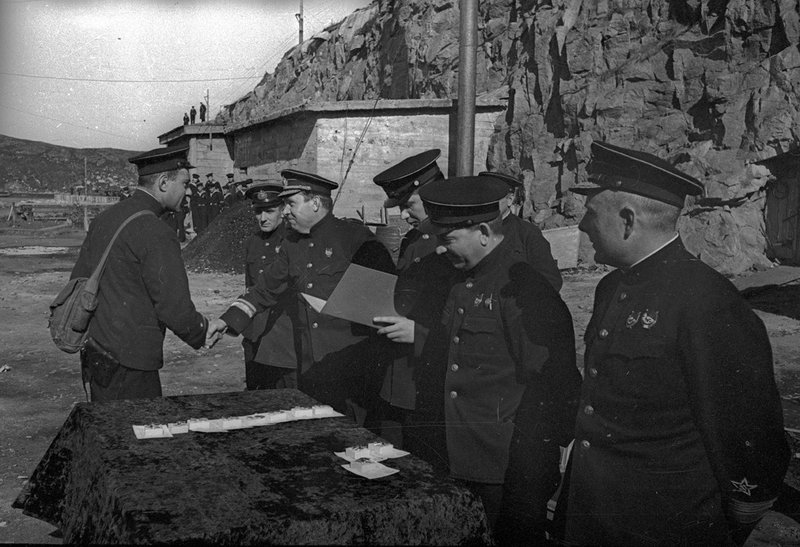 Арсений Головко (справа), Николай Кузнецов и Александр Николаев вручают награды комсоставу подводной лодки перед походом