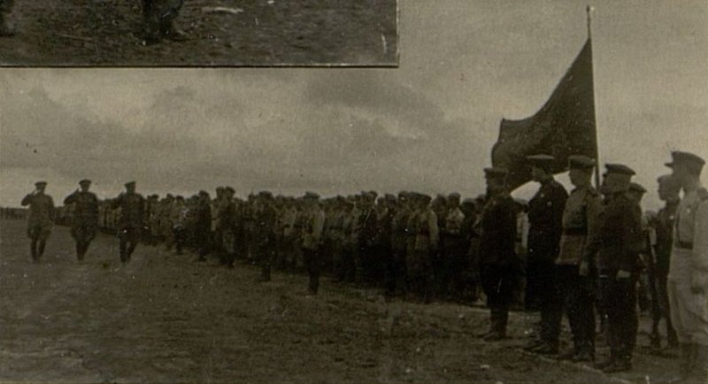 Фотография: Командующий Северо-Кавказским фронтом генерал-полковник Петров, командир дивизии генерал-майор Бушев и член Военного Совета 18-й армии генерал-майор Колонин проходят вдоль выстроенных колонн гвардейцев