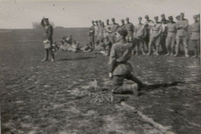 Image: Throwing grenades in a platoon of anti-tank rifle