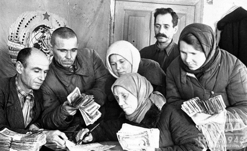 Члены колхоза «Борьба» вносят сбережения на постройку авиаэскадрильи