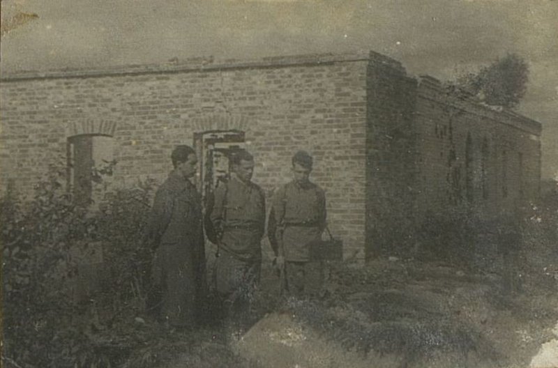 Фотография: У могил погибших товарищей. Западный фронт. Сентябрь 1942 г.