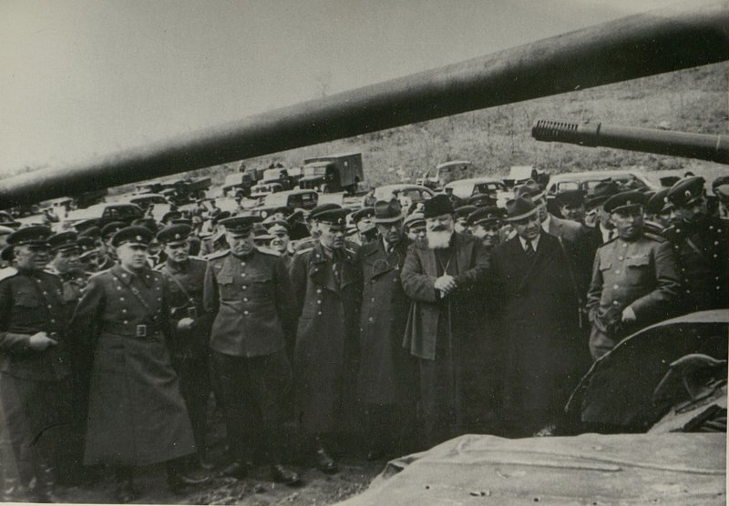 Фотография: Генерал-полковник товарищ Бюрюзов вручает ордена Советского Союза болгарским генералам и офицерам
