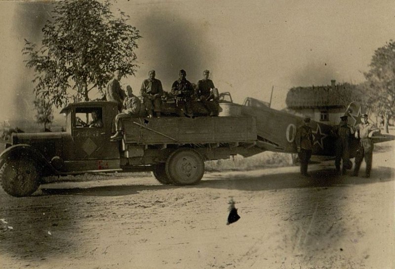 Фотография: Транспортировка ЯК-7 автомобилем ЗИС-5 на близкое рассояние 33 отдельной техническо-эвакуационной роты (ОТЭР)