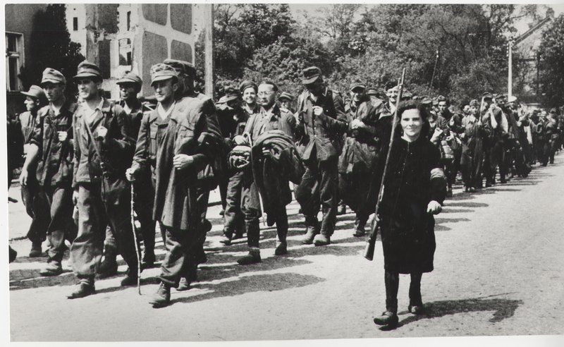 A column of German prisoners of war on the roads of East Prussia.