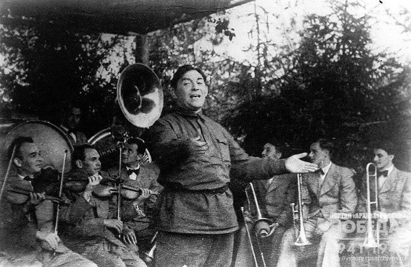 Singer Leonid Utyosov performance at the front