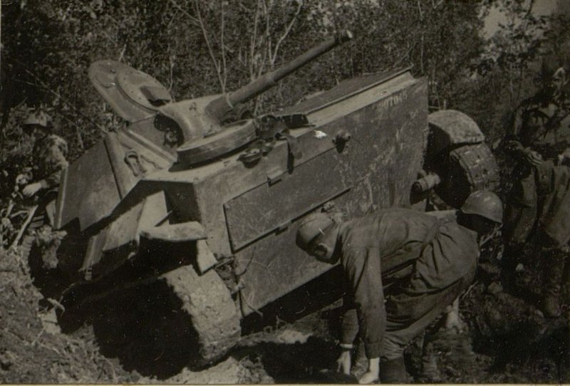 Image: Preparing for the evacuation of the tank "T-70", entrenched in the funnel
