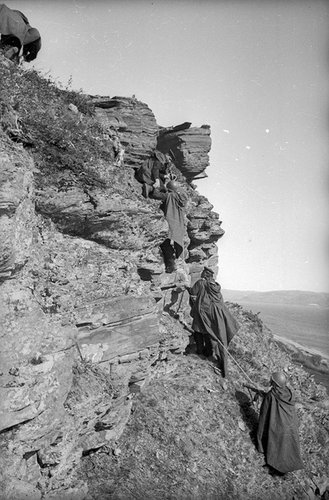 Морские пехотинцы занимают огневую позицию в сопках. Кольский п-ов