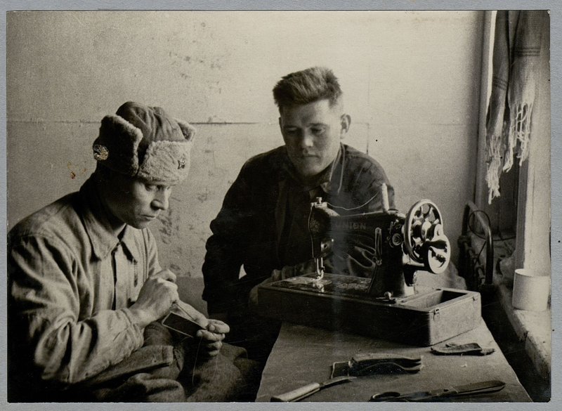 Фотография: Альбом "История 28 автомобильного полка, 1943-1944 гг."