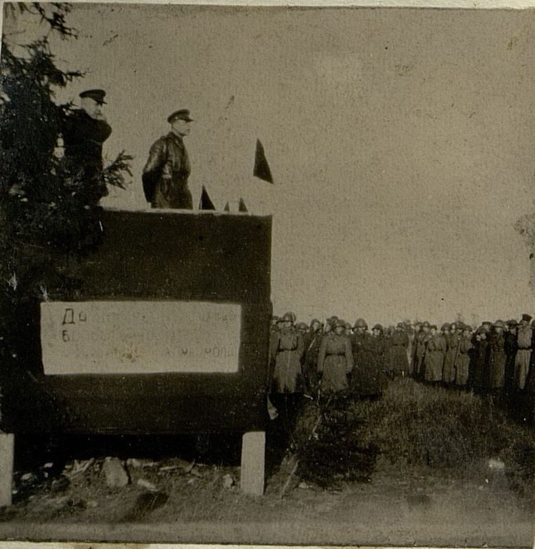 Фотография: Член Военного Совета 55 Армии генерал-майор Романов выступает с речью