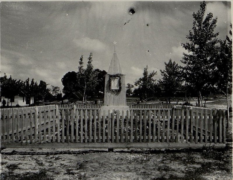 Фотография: Братская могила, Гродненская обл., Сапоцкинский район, мест. Сапоцкино, на площади