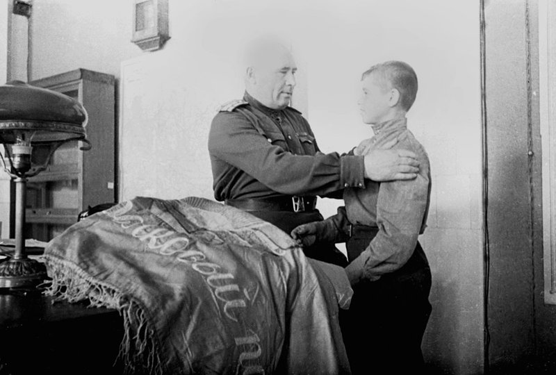 Комендант Киева полковник Ф.Н. Ивашкин благодарит киевского школьника Костю Кравчука