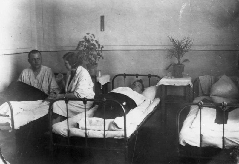 Lake Karachi evacuation hospital No. 2468. Officer's ward. Doctor's round