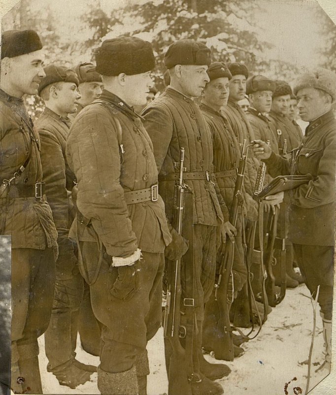 Image: Before entering the firing line, the chief of staff of the 3rd battalion, Lieutenant Sirotkin, instructs the fighters on a daily basis