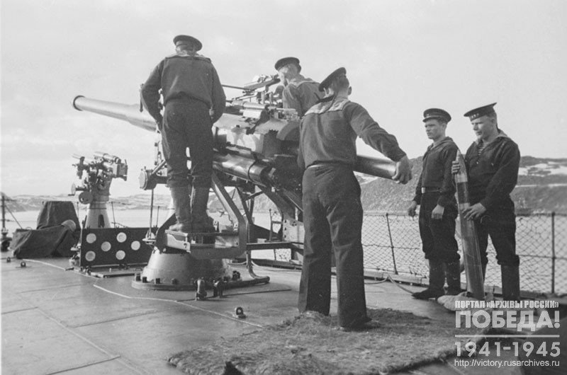 Training sessions of the gun crew number 1 under the command of Petty Officer First Class V. Baturov, awarded the medal “For military merit” on the deck of the ship