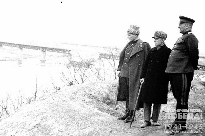 Генерал-лейтенант В. Кулик и генерал-майор А. Соколов на берегу р. Муданьцзян с китайским коммунистом