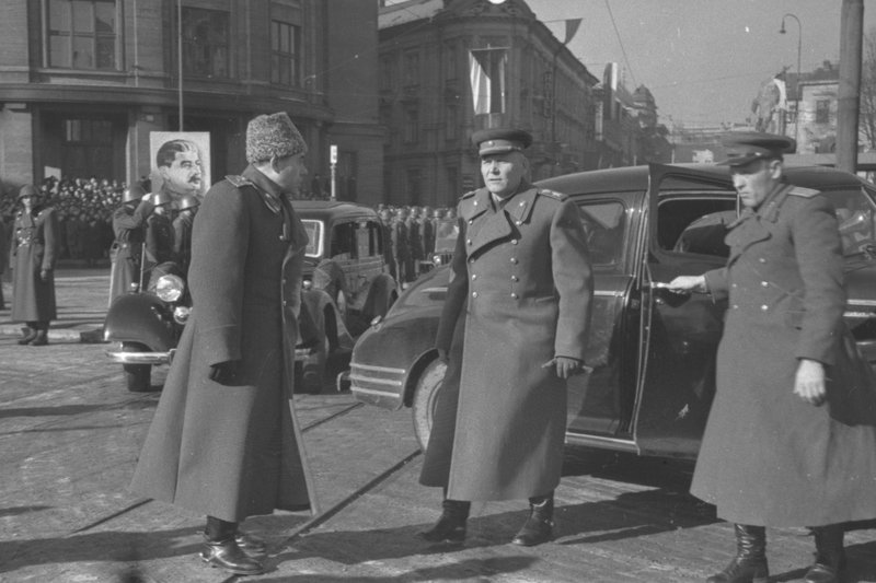 «Маршал И.С. Конев на одной из улиц Братиславы.»
