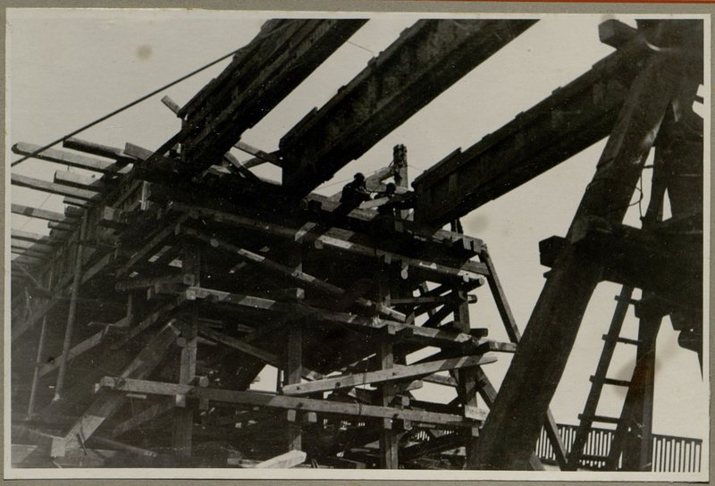 Фотография: Установка гвоздевых балок в пролет