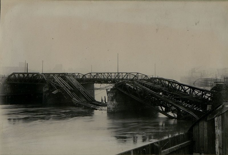 Фотография: Общий вид разрушения моста через реку Старая Варта. (Вид с низовой стороны)