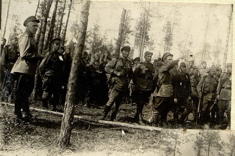Image: In tactical lessons. The commander of the 3rd battalion, Captain Danilov, sets a combat mission